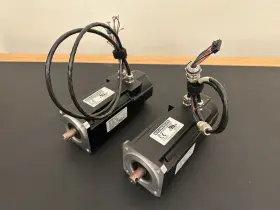 Akm32s-asm21-02 Kollmorgen 2x Servo Motors